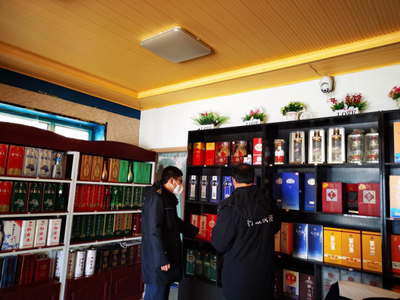 新右旗市場監管局(知識產權局)開展酒類市場打假治劣專項執法行動